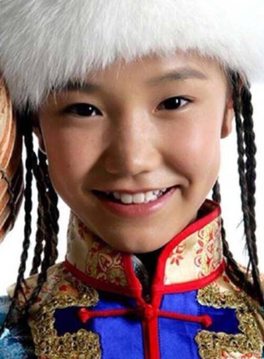 在小时候她的长相有着非常多的异域风情,看起来非常的可爱,但是英格玛