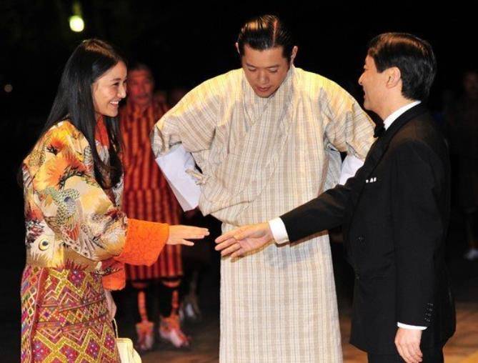 原创40岁不丹国王吃醋了不愿妻子跟天皇握手佩玛的手进退两难