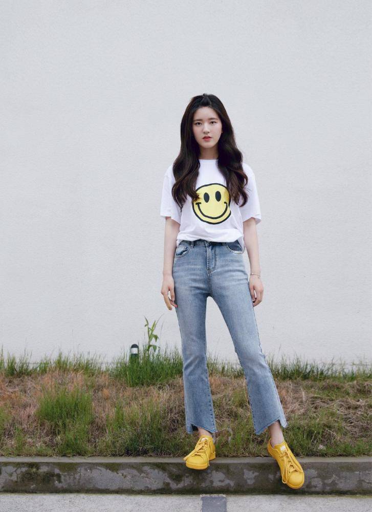 赵露思清新穿搭超有范,无袖背心配黑色蛋糕裙,可盐可甜真养眼