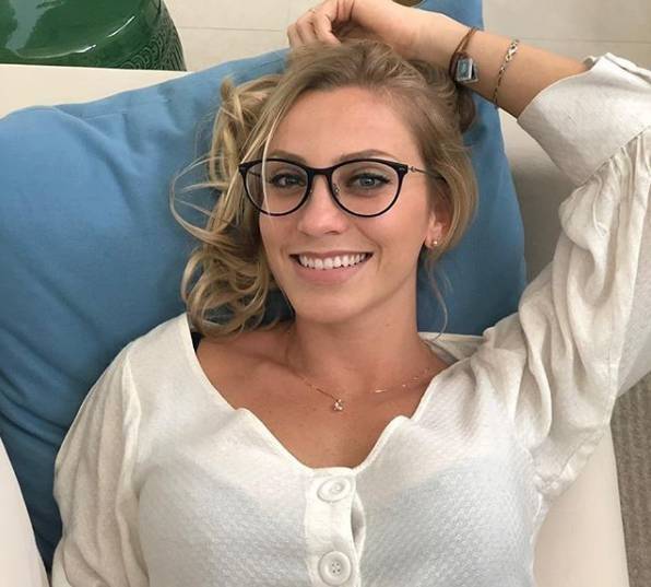 足坛最美女裁判,比赛中擦汗动作让她大火,五官精致身材出众