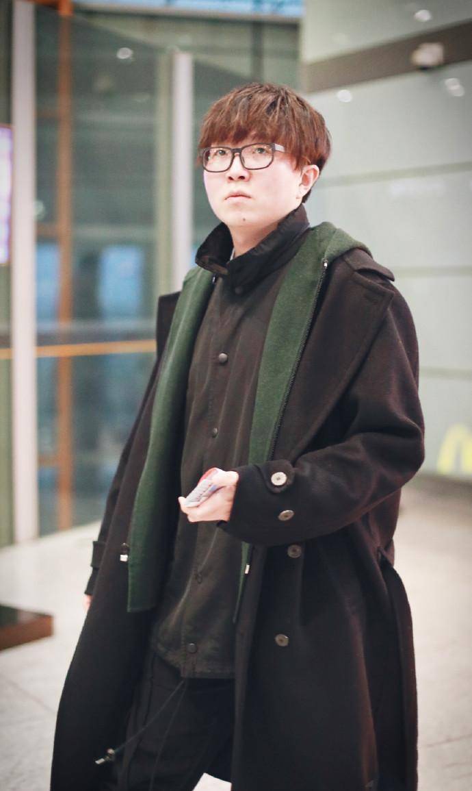 原创毛不易是真的怕冷,穿了三件不同色的外套走机场,该换造型师了!