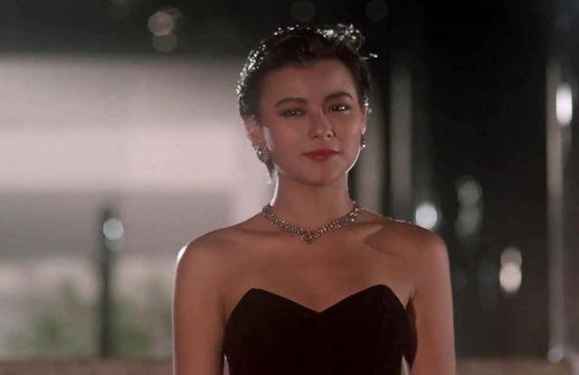 她是被遗忘的港姐,为走红拍三级裸体出镜,今56岁成豪门艳妇_李美凤