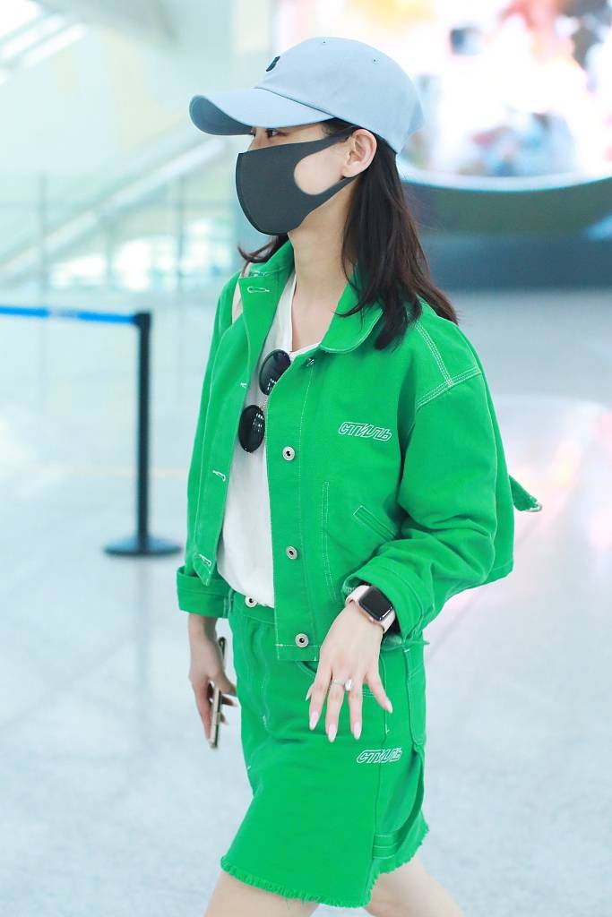机场最亮的妹!黄圣依绿色套装显清新 美腿超惹眼