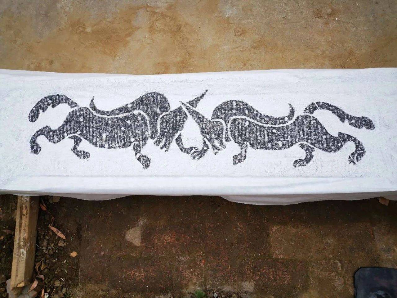 在完成一幅汉画的拓印过程中是相当漫长的,前期需要品器选纸,即拓前要