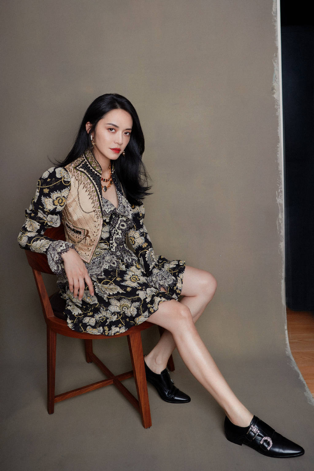 姚晨也"飘"了?衬衫不系扣仅用手捂,内搭一条睡裙,姐这是机场_连衣裙