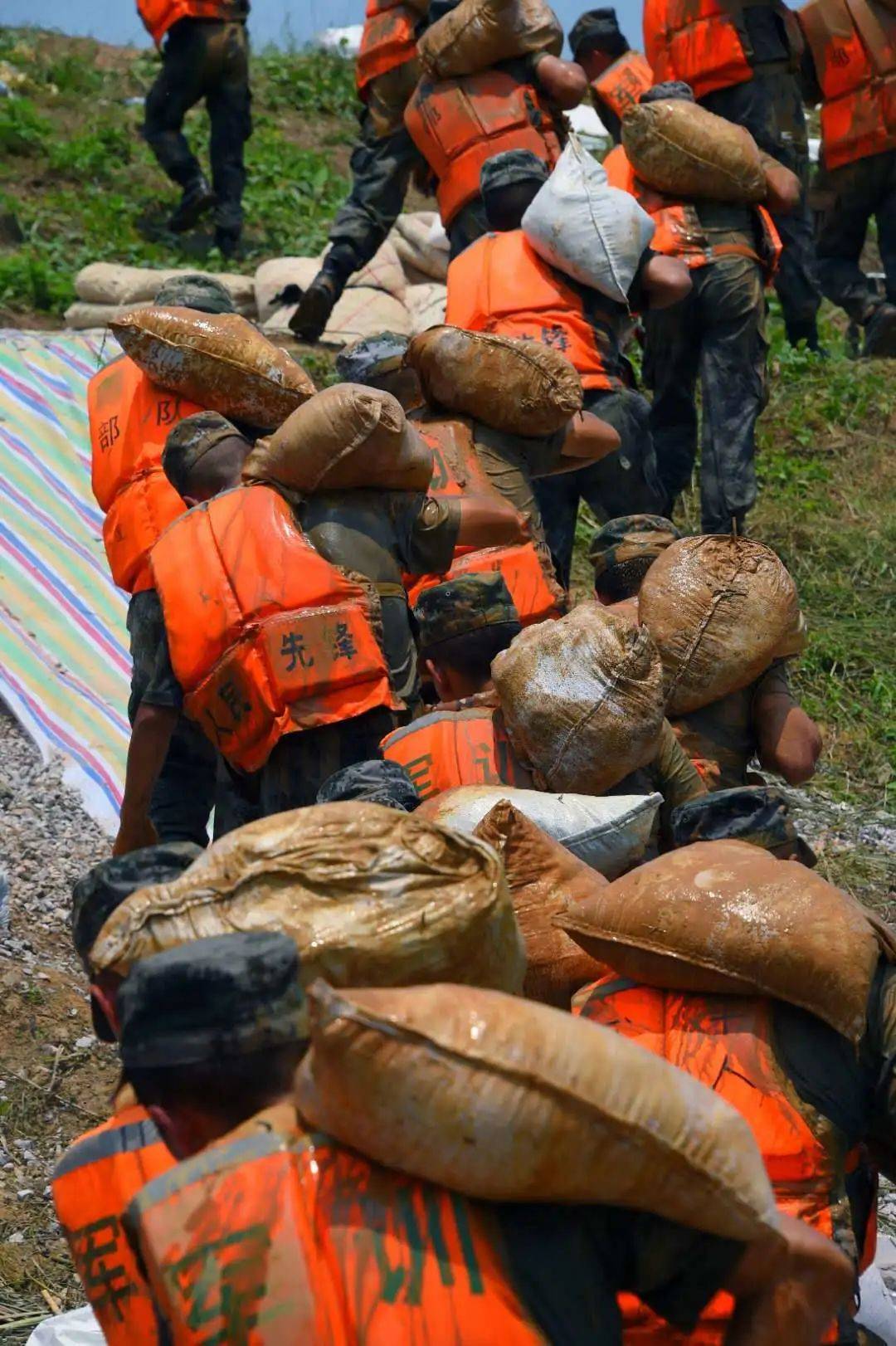 "00后"的肩膀,扛得住!_抗洪