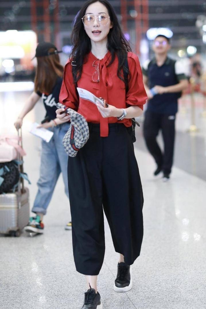 原创韩雪高颜值任性,穿红色衬衫搭配阔腿裤也能减龄洋气,穿出高级感