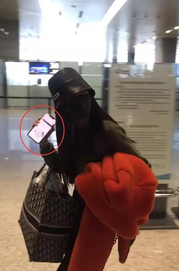 原来angelababy的手机屏显示的是刚才过安检时的二维码,幸亏这是被