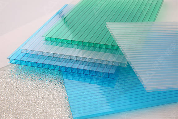 市面上pc板材的运用越来越广泛,那么pc阳光板和pc耐力板的又有什么