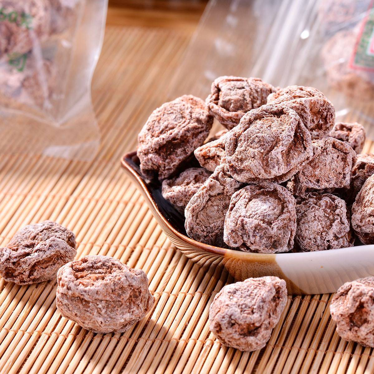 云南大理的代表性美食之一,是用刀子雕刻青梅后腌制而成,所以叫做"雕