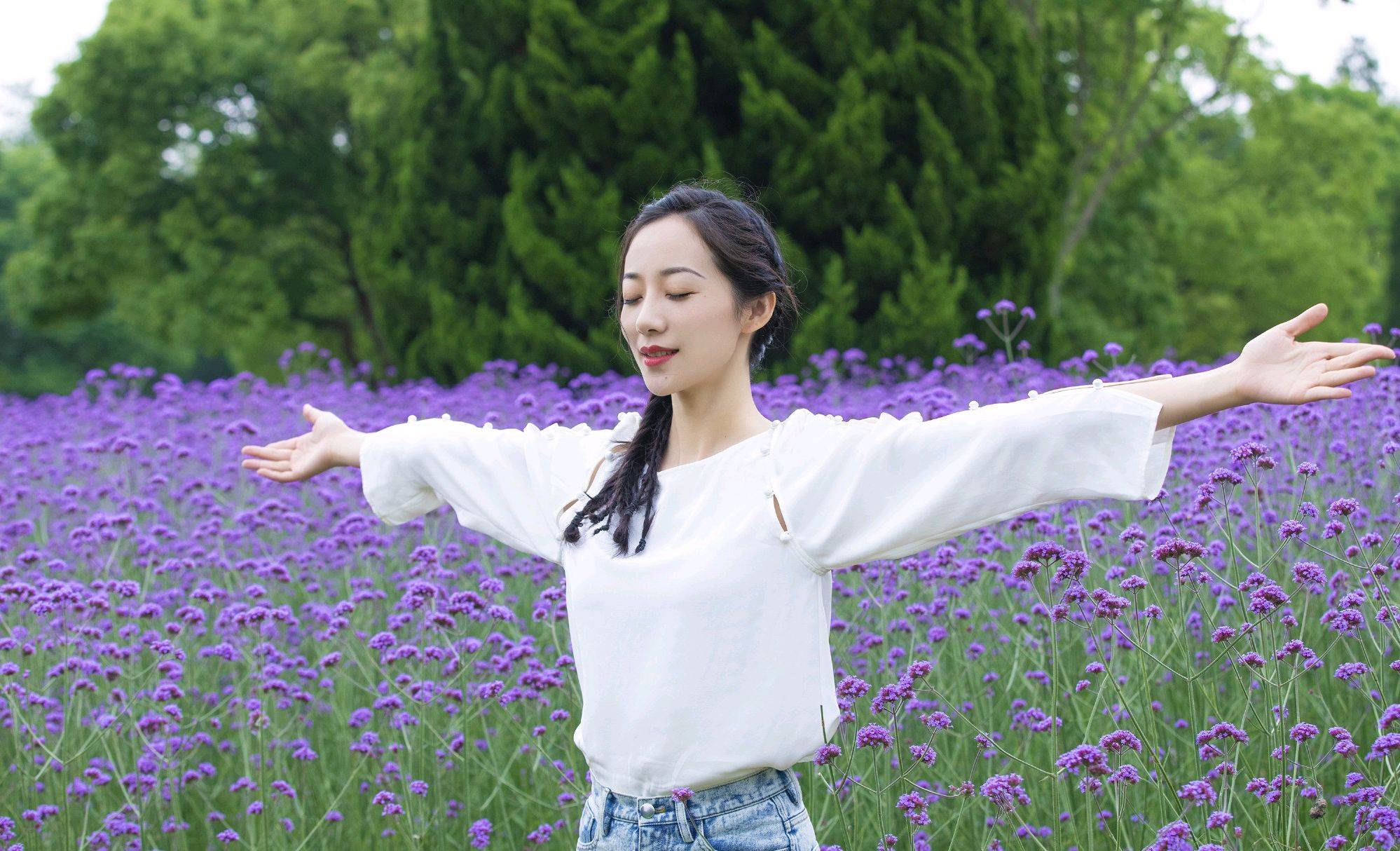 原创韩雪的户外照片真美穿白上衣配蓝色牛仔裤简单舒适却美不胜收