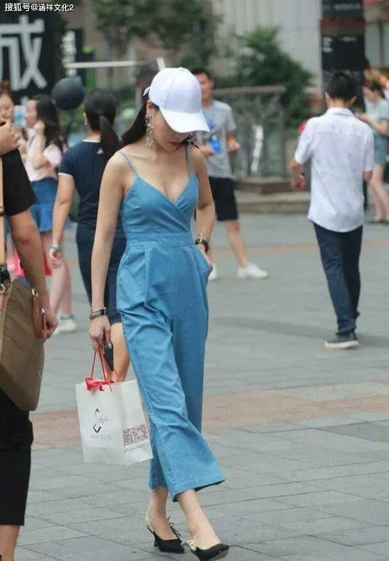 街拍: 有着丰满上围的美女, 低胸装展露性感身段-搜狐大视野-搜狐新闻