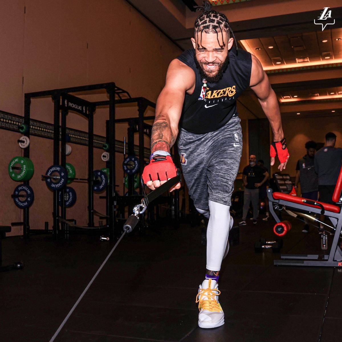 组图:湖人众将健身房力量训练 詹姆斯赤膊秀肌肉