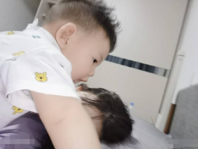 原创马剑越与8个月儿子拍照三条太调皮抢镜头吐舌卖萌小表情萌翻