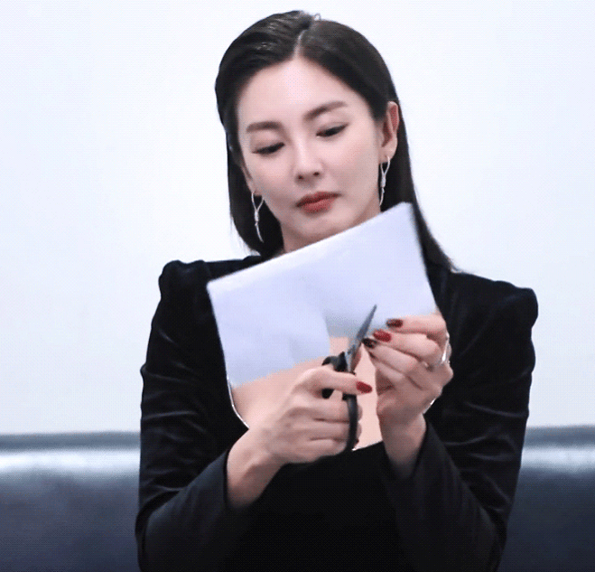 脱口秀大会3张雨绮黑丝绒露背造型太赞紧身设计尽显好身材