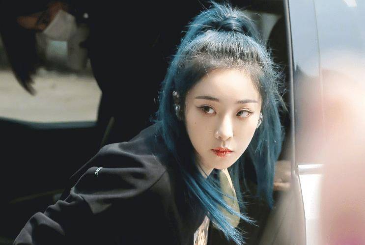 the9上班被粉丝拍图,全员发色抢镜,喻言蓝发高马尾"帅"到我了