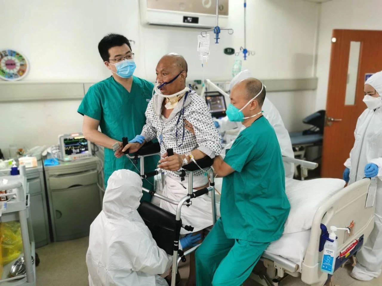 接受湖北首例肺移植手术92天后,65岁的崔志强从武汉大学人民医院重生