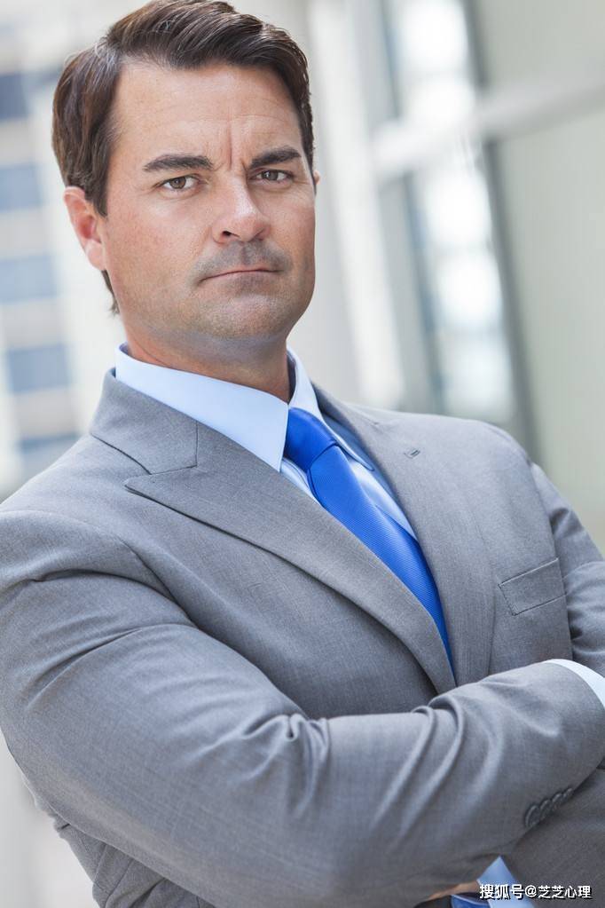 「心理学」为什么他要抱着胳膊?隐藏在这一动作背后的8大心理