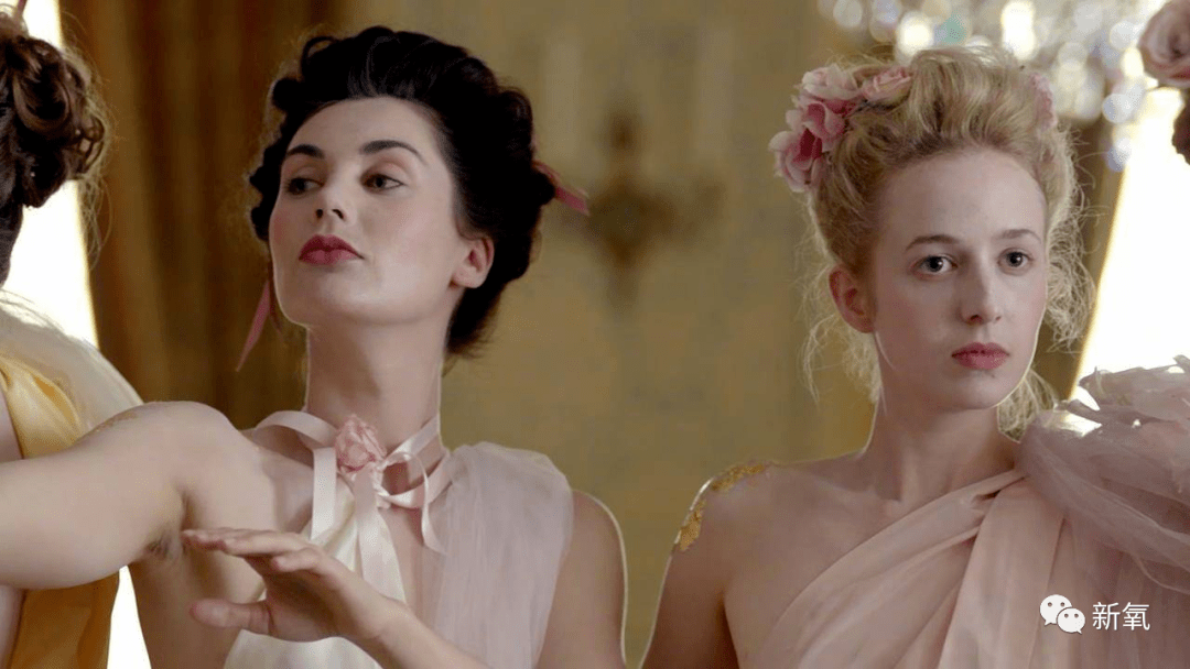 各样的女人,以两个老鸨的矛盾为线索,刻画了非常年代女性的自我救赎