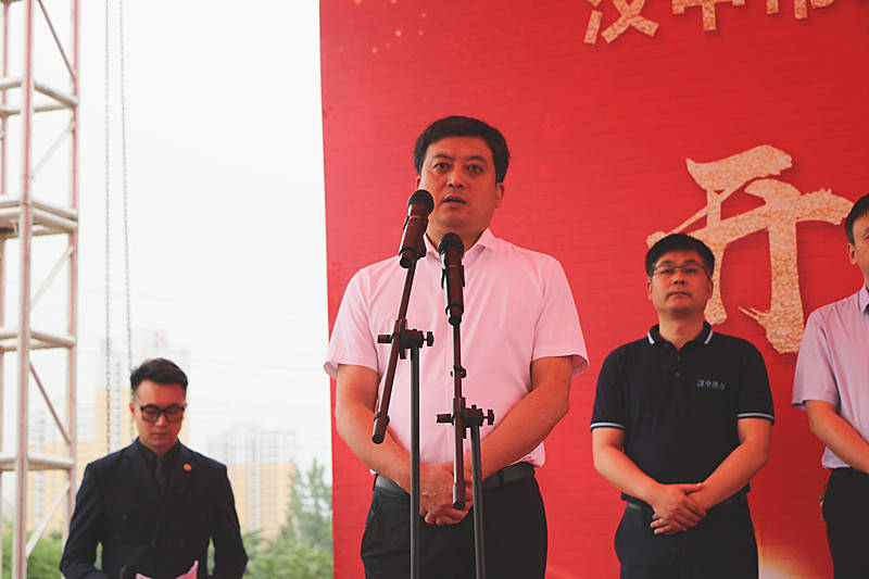 南郑区人民政府副区长,南郑集中供热项目指挥部总指挥王继成发表讲话.