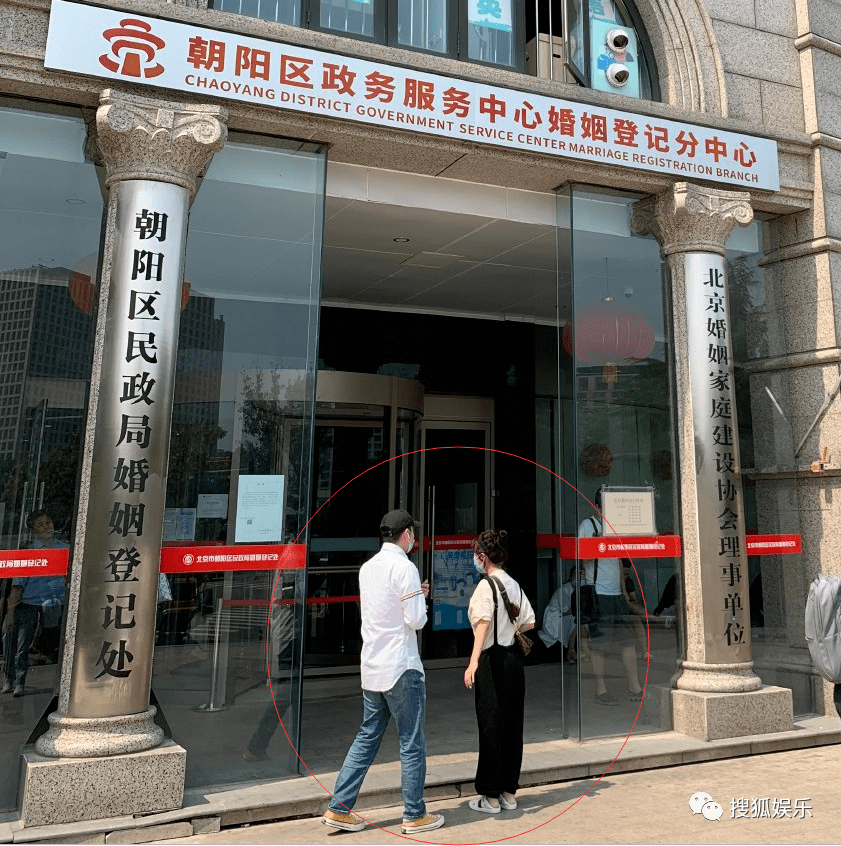 7月24日,有网友爆料称在北京市朝阳区民政局附近偶遇网红张沫凡与一位