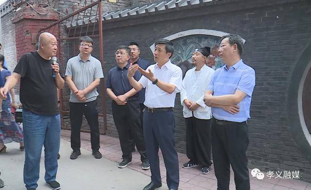 市人大常委会主任李殿生,副主任薛厚华,政府副市长武冬祯陪同调研.