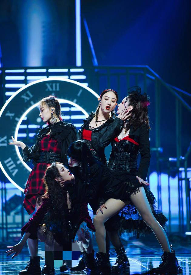 张萌黄圣依舞台pose神错位 到底是谁的腿?_孟佳