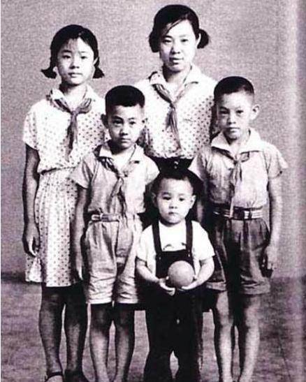 原创赌王葬礼上,利智李连杰现身,网友看到照片:这是利智?