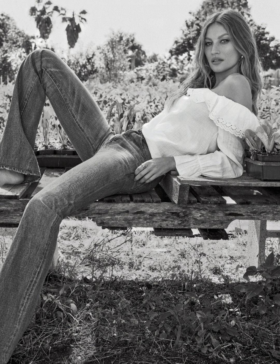 吉娘娘度假穿比基尼狂秀马甲线1步45万天价超模40岁身材真吸睛