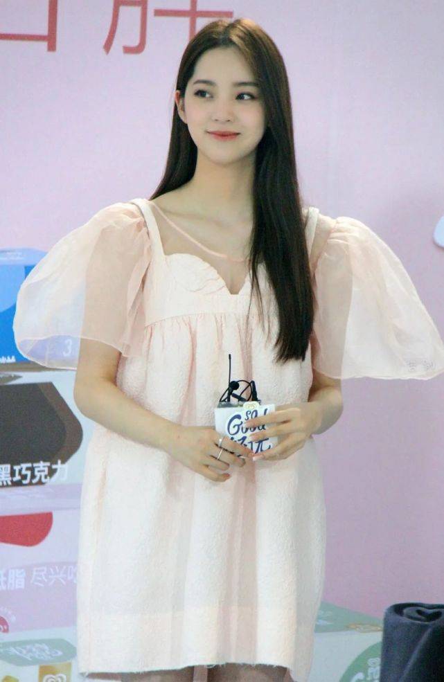 欧阳娜娜穿搭"甜到掉牙",棕色长直发配公主裙亮相,俏皮感十足