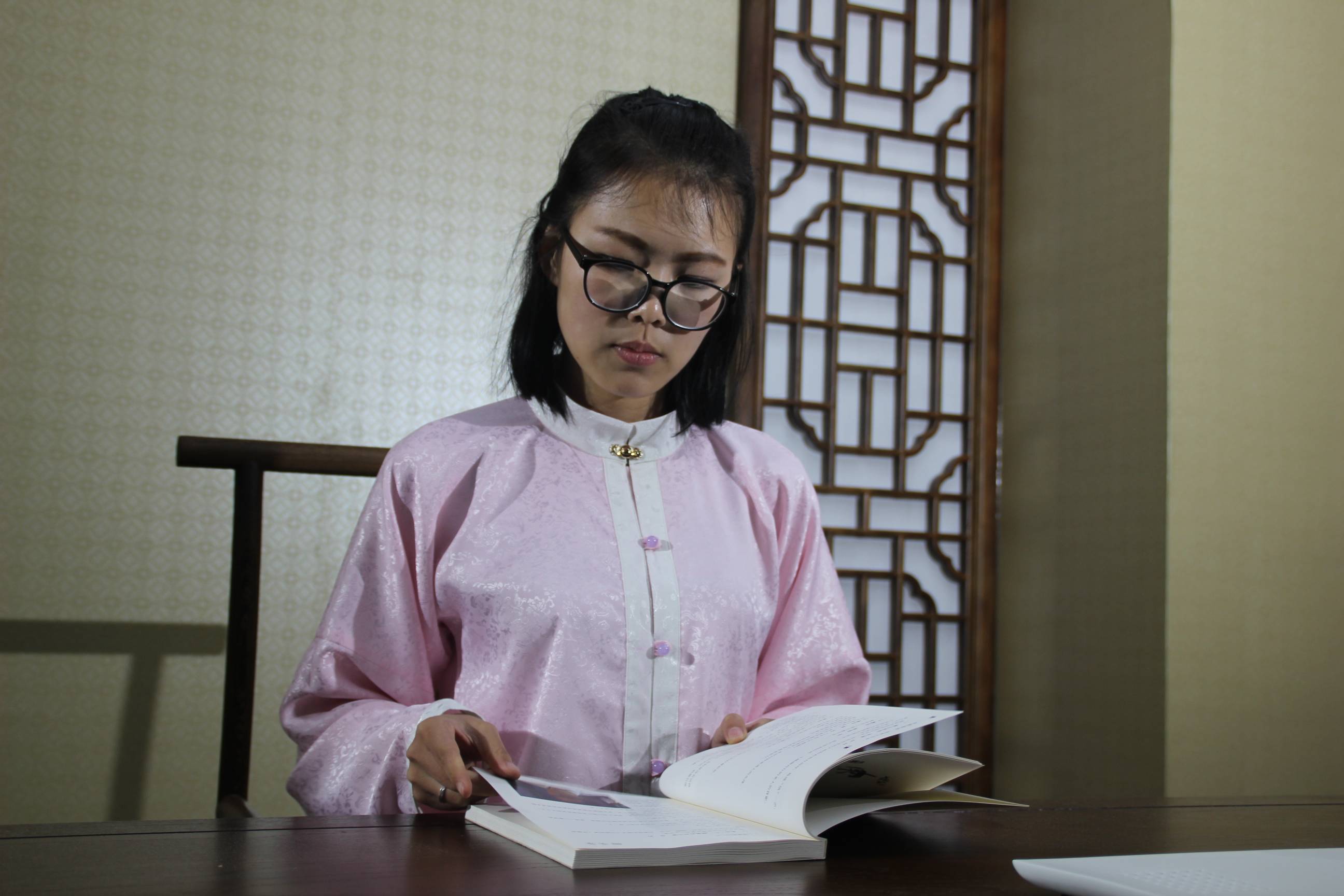 殷梦娇制壶师承紫砂名人王小龙,高丽君夫妻,陶刻拜著