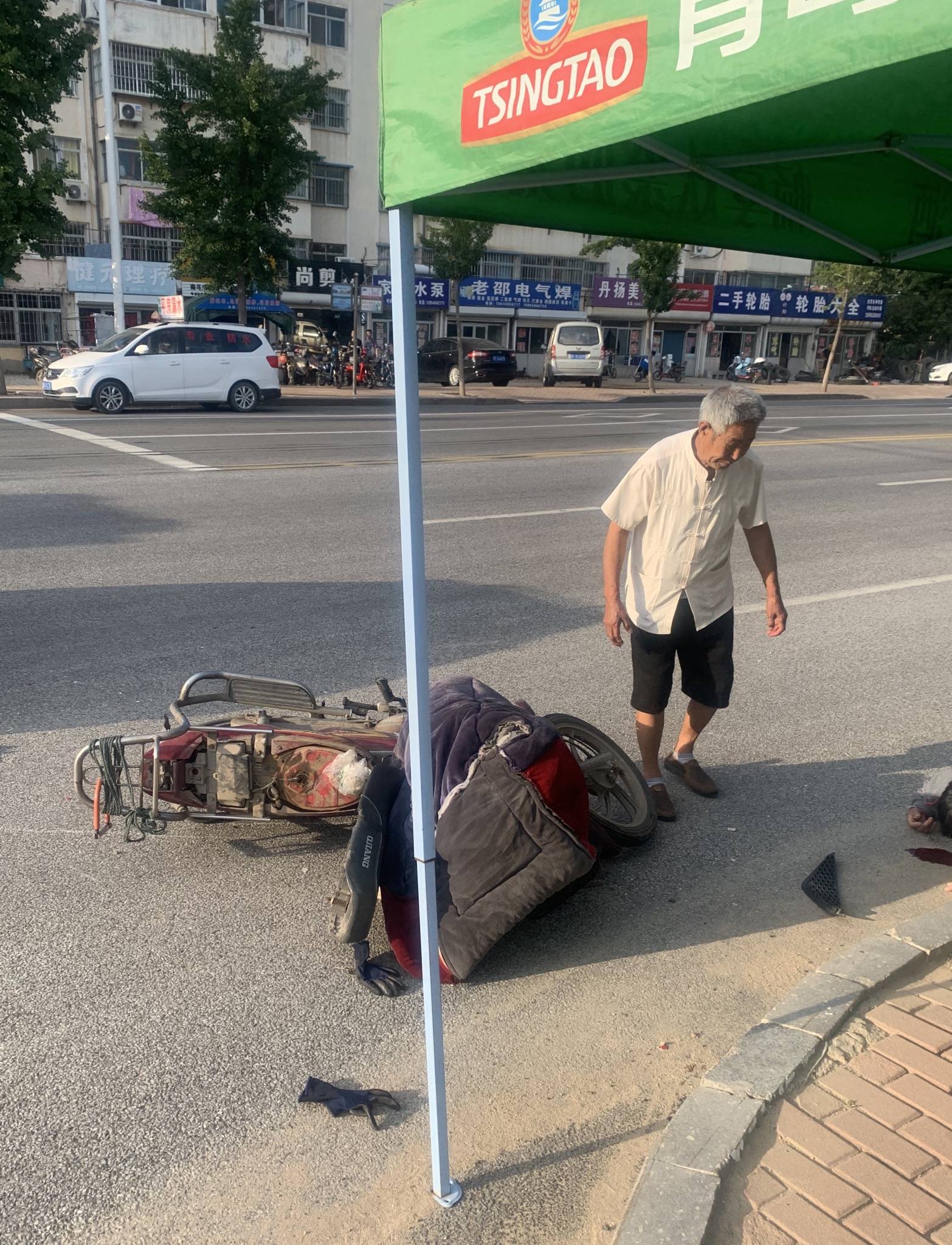 突发现场:老人驾驶无牌代步车撞到摩托车,血流一地