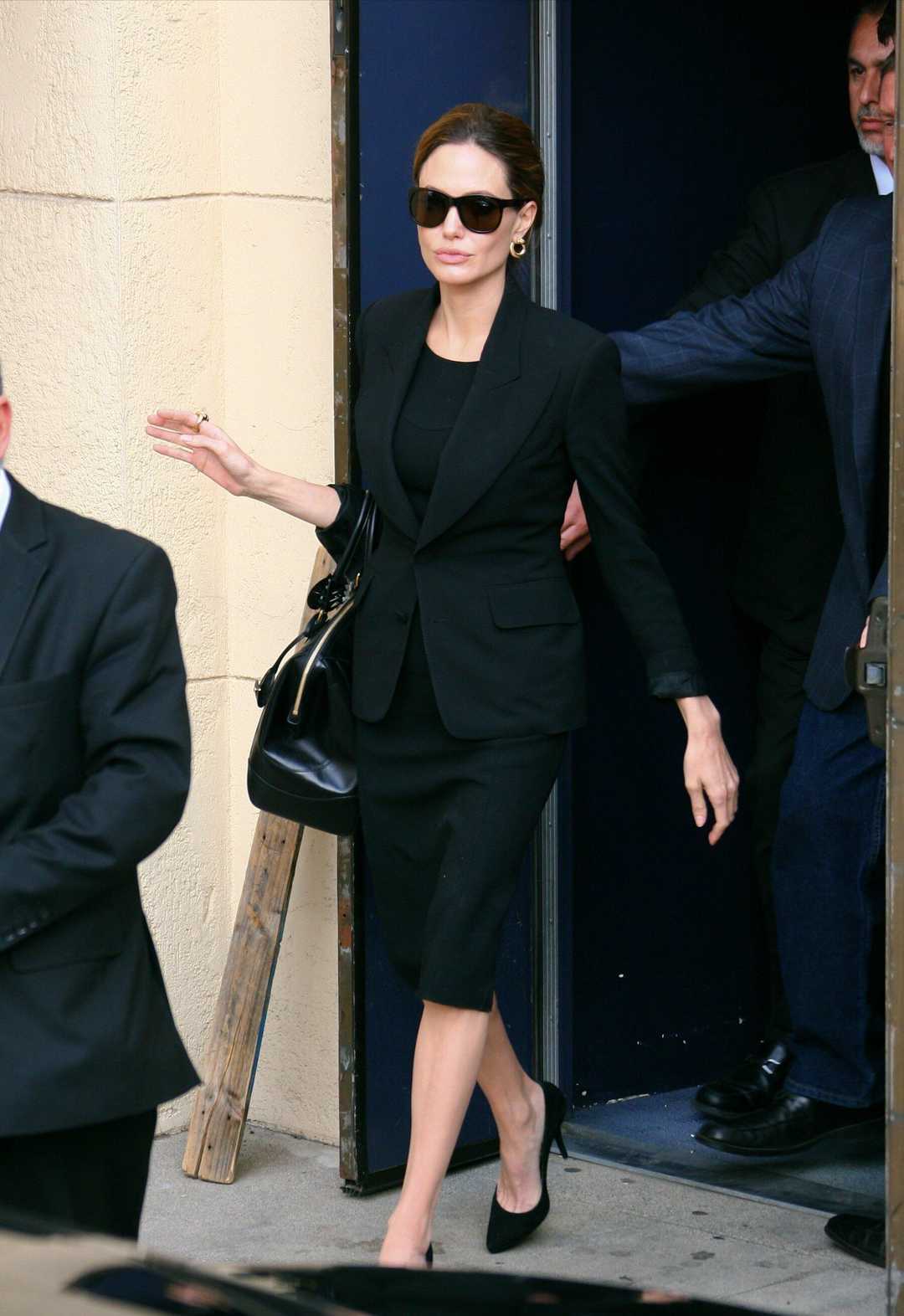 安吉丽娜朱莉气质开挂,穿一件亮片挂脖连衣裙,意外高贵又洋气