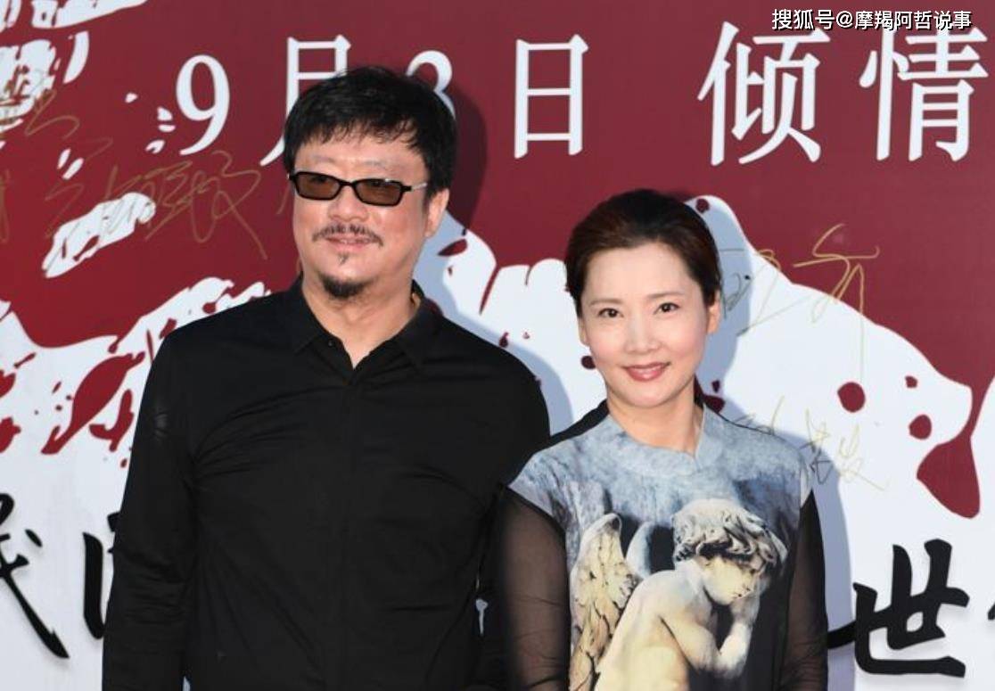 55岁何赛飞近照,结婚30年仍风韵犹存,老公是初恋儿子随她姓