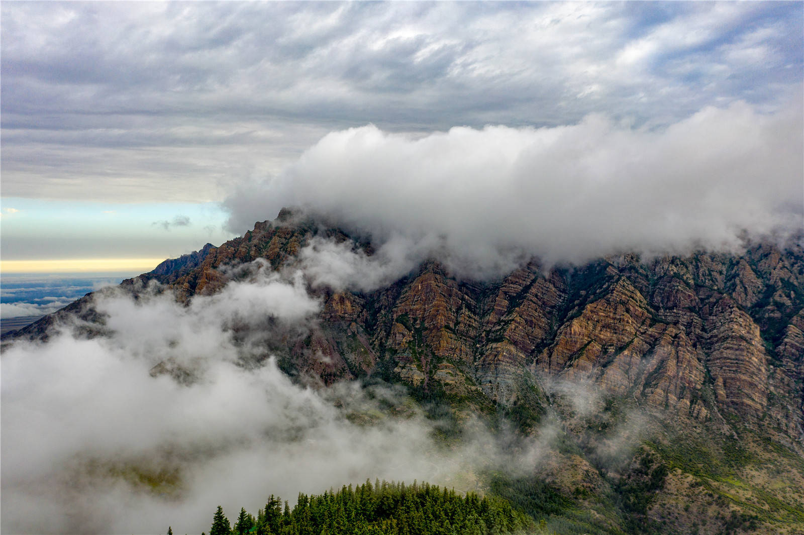 盛夏雨后贺兰山云海美