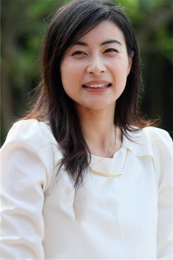 原创郭晶晶穿白衬衣配吊带,夫唱妇随笑成眯眯眼,有她在霍启刚底气足