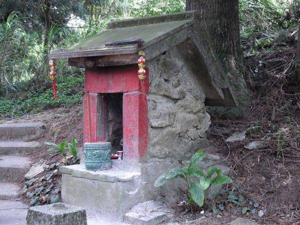 他家宅院的东边有一个土地庙,已经荒废很久