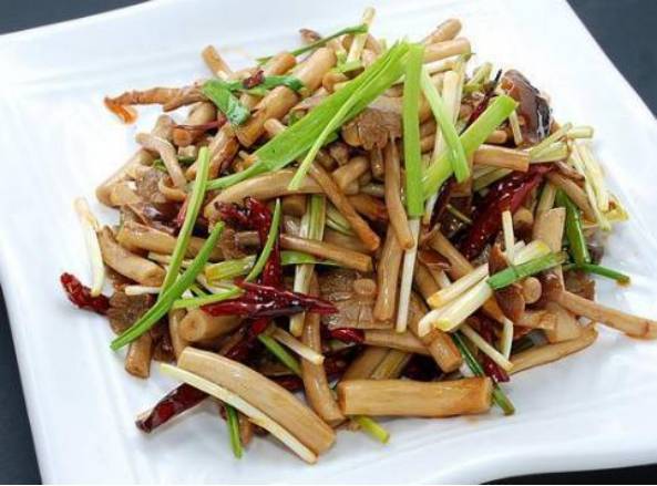 啤酒草鱼,韭菜煎蛋,蘑菇炒鸡蛋,茶树菇炒蒜苗的做法