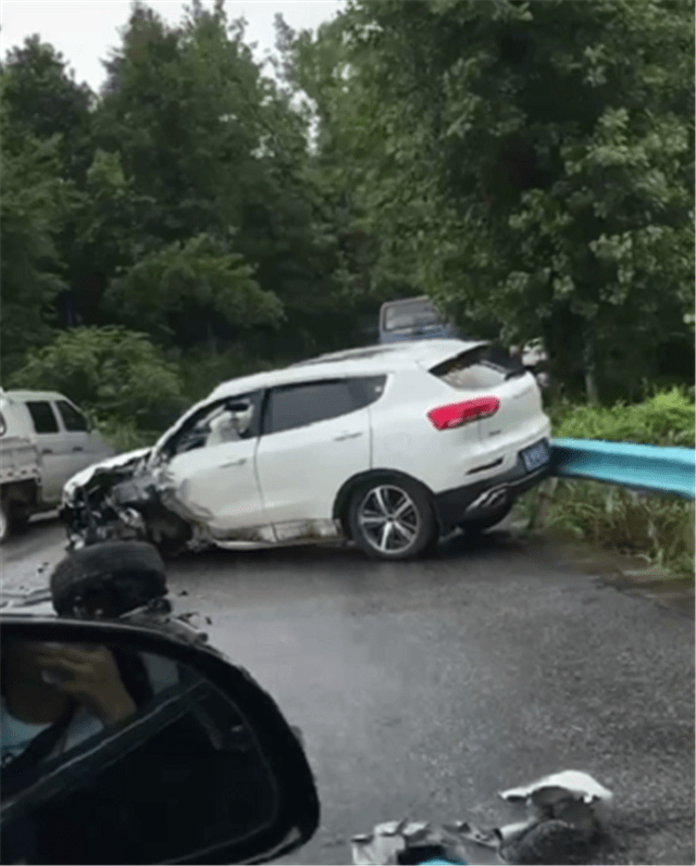 13万哈弗h6出事故,左前轮断轴,细看a柱,便可知国产质量