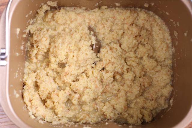倒入少量的清水,启动搅拌程序,将姜片搅碎,形成细腻干稠的生姜泥备用