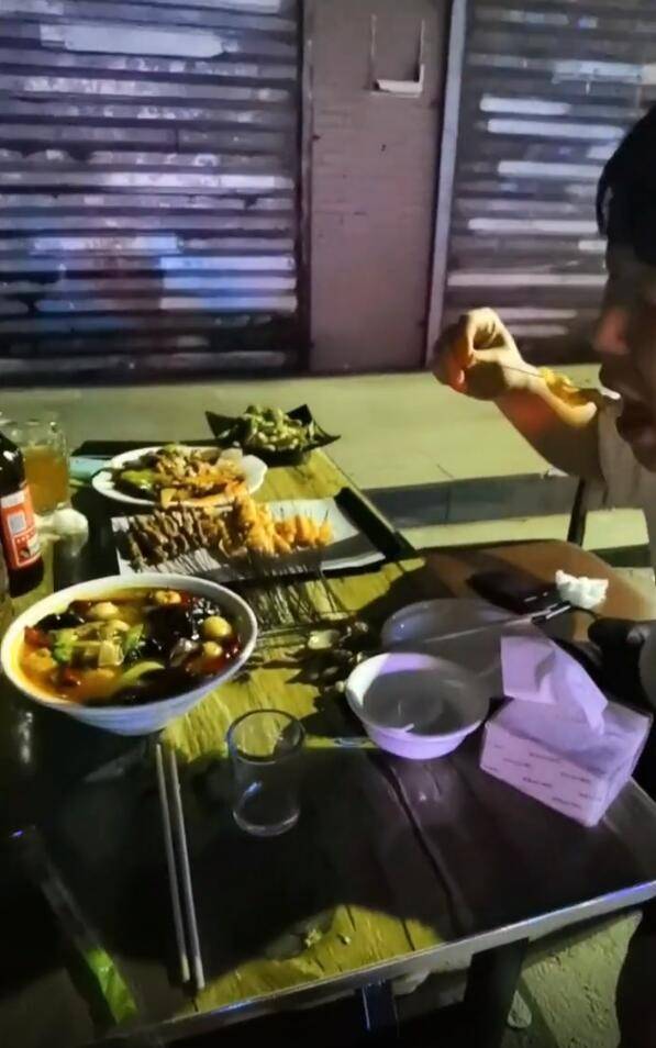原创杜海涛回老家现身路边摊吃烧烤,满嘴是油一头汗,身边不见沈梦辰