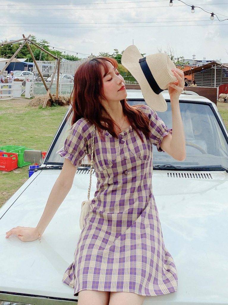 格纹连衣裙展现复古少女风穿搭!