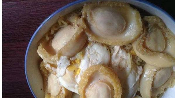 小哥称穷得只吃泡面,当看到他吃的泡面时,觉得自己才最穷_鲍鱼