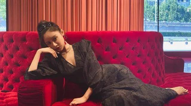 美娜晒美照球迷怒赞她为最美篮球主播水蜜桃身材太吸睛了