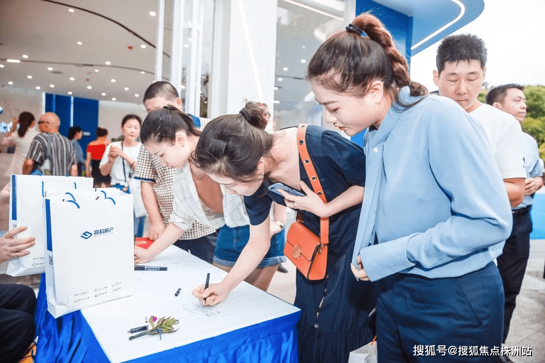 嘉宾签到并领取礼品 现场还精心准备了美味的分子料理,供到场嘉宾