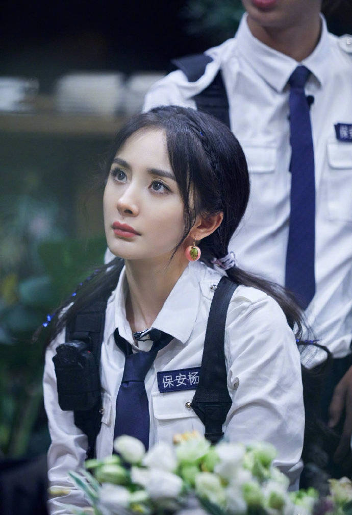 《密逃2》杨幂穿保安装清爽干练 双马尾俏皮减龄