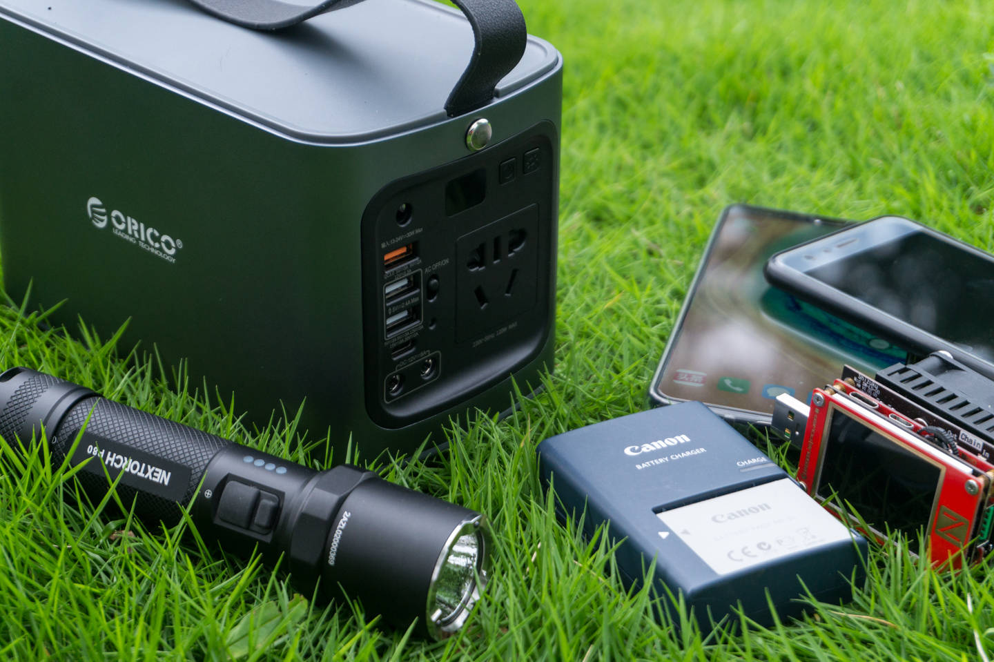 行走在户外的奥睿科(orico)储能电源