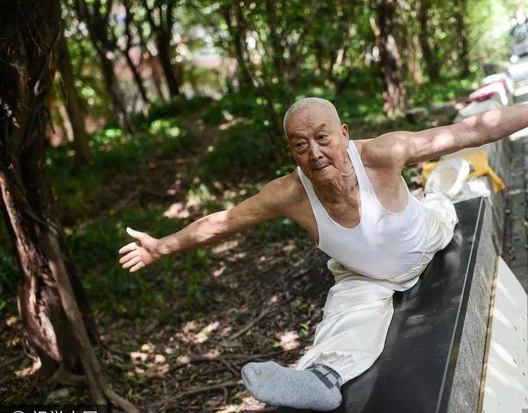90岁超硬核老爷爷,一周去五次健身房,肌肉甩爆20岁年轻人
