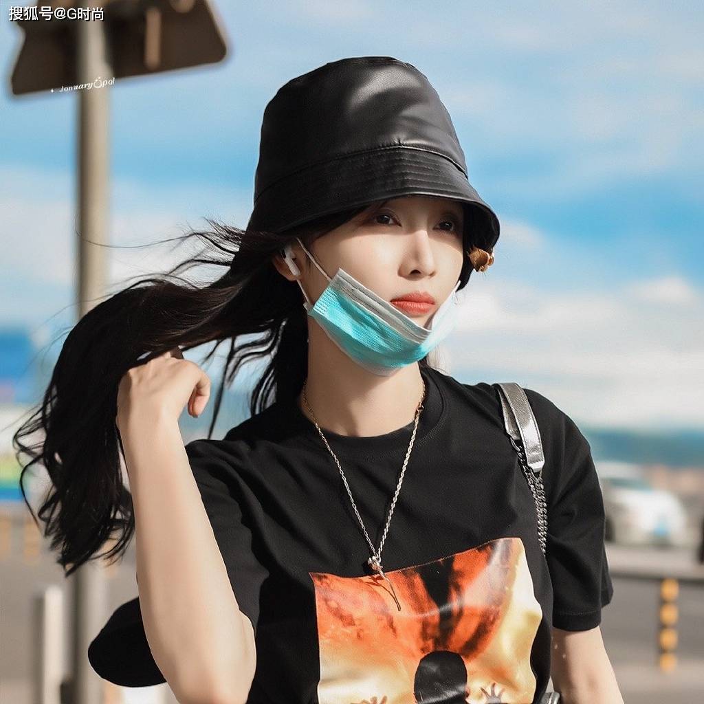 9 要说女明星夏日出街的遮阳神器,非渔夫帽莫属,既可以凹造型成为搭配