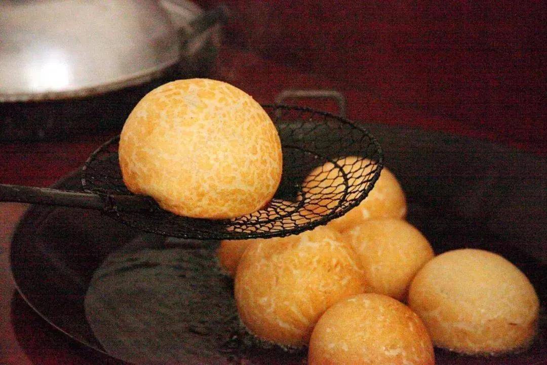 油糍 在桂平,一般小吃店里,或是过年前人们家中,都少不了油糍的身影